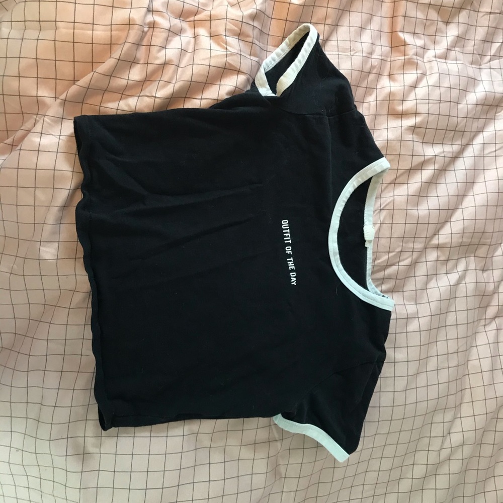Black and white cropped garage t-shirt🖤